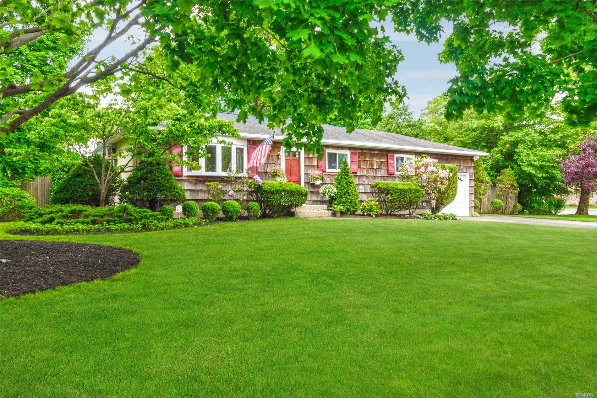 #1 photo, 2 Theresa Court, 東長島 Patchogue , NY 11772