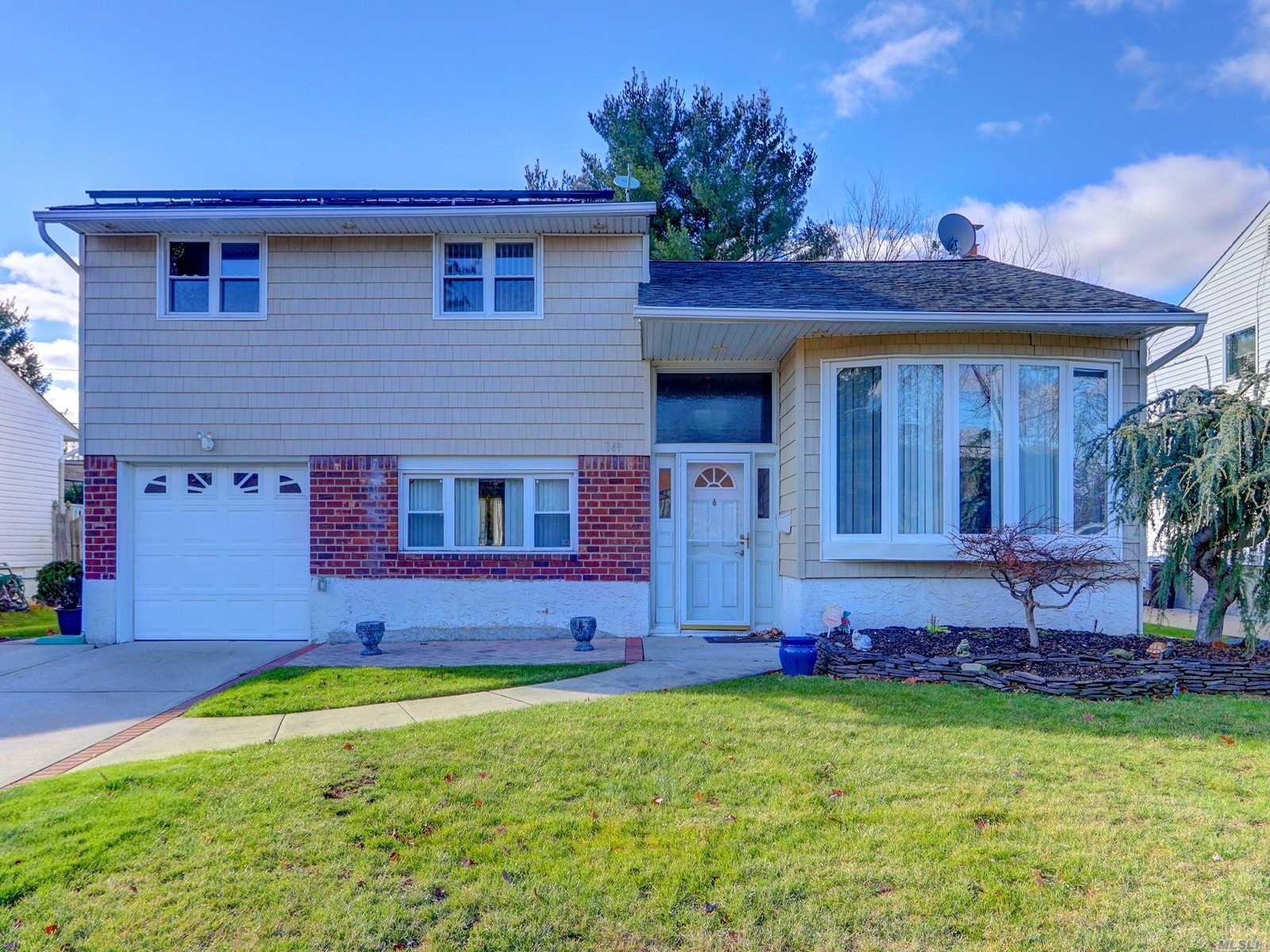 #1 photo, 349 Old Westbury Road, מחוז נסאו East Meadow , NY 11554