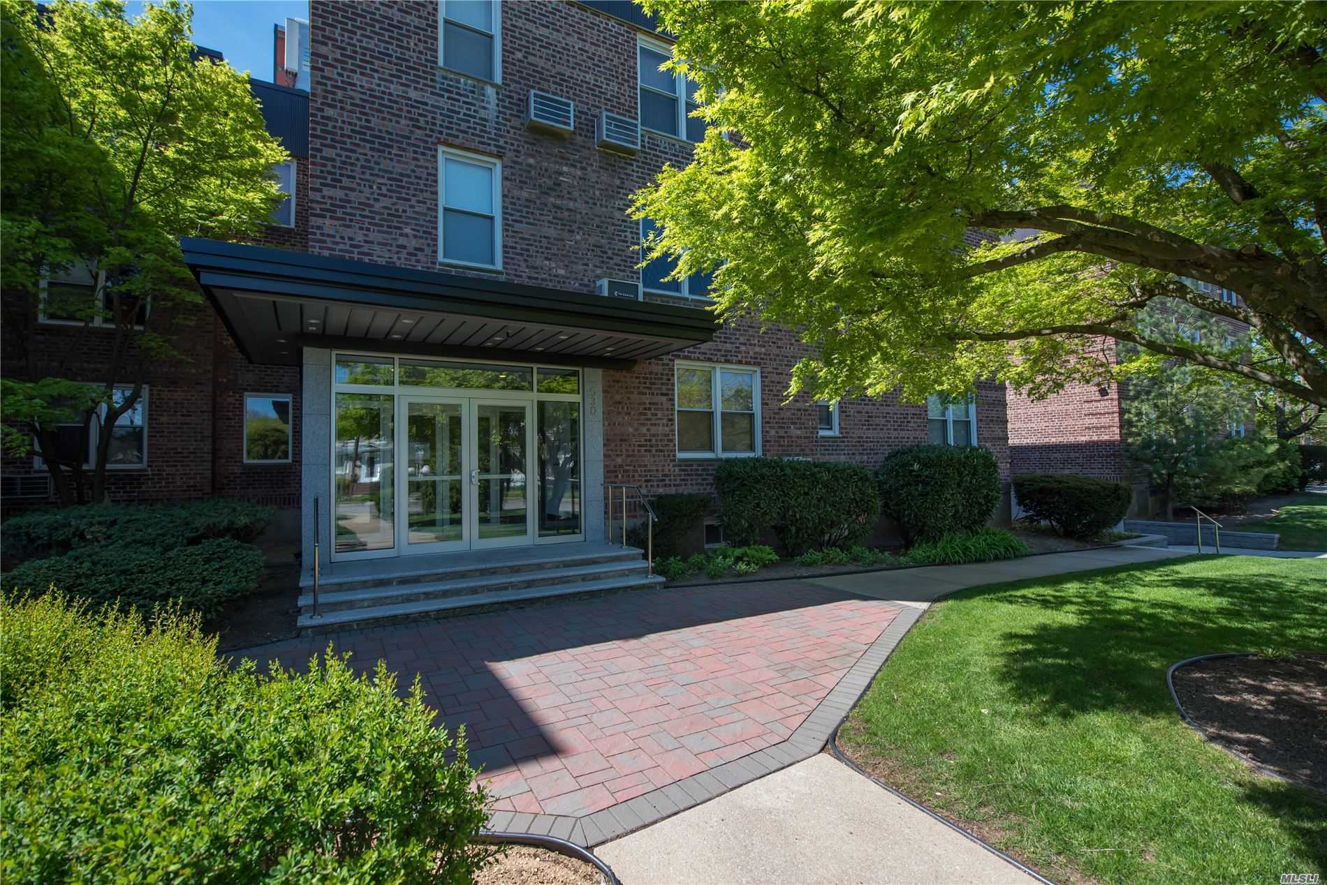 #1 photo, 530 Dubois Avenue, Нассау ‖ Valley Stream , NY 11581