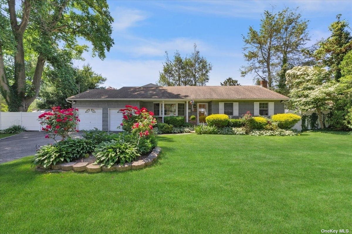 #1 photo, 17 Maryland Street, מחוז סאפוק Dix Hills , NY 11746