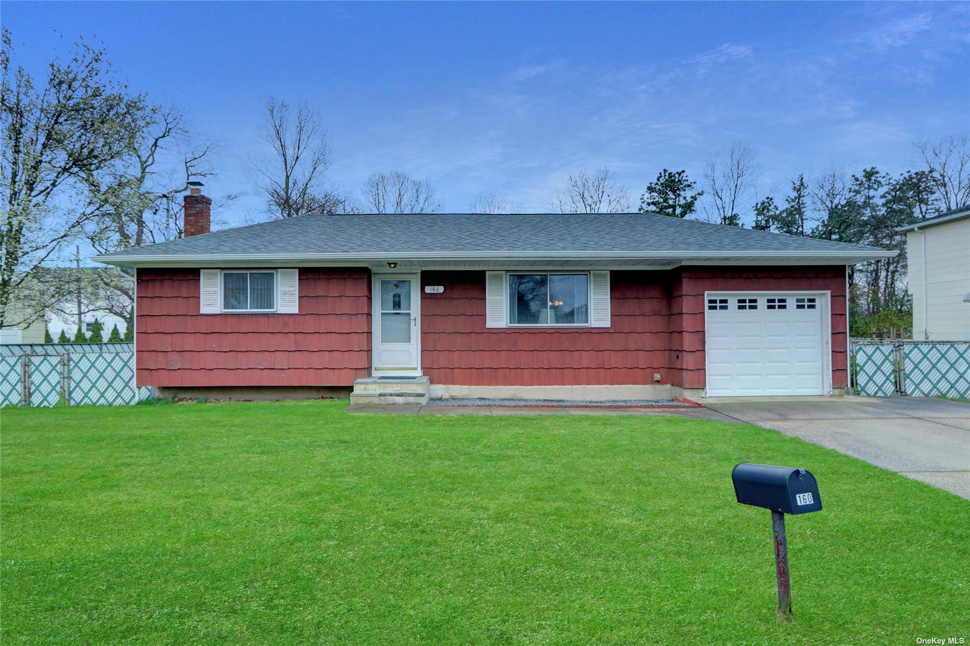 #1 photo, 160 Ford Street, מחוז סאפוק Holbrook , NY 11741