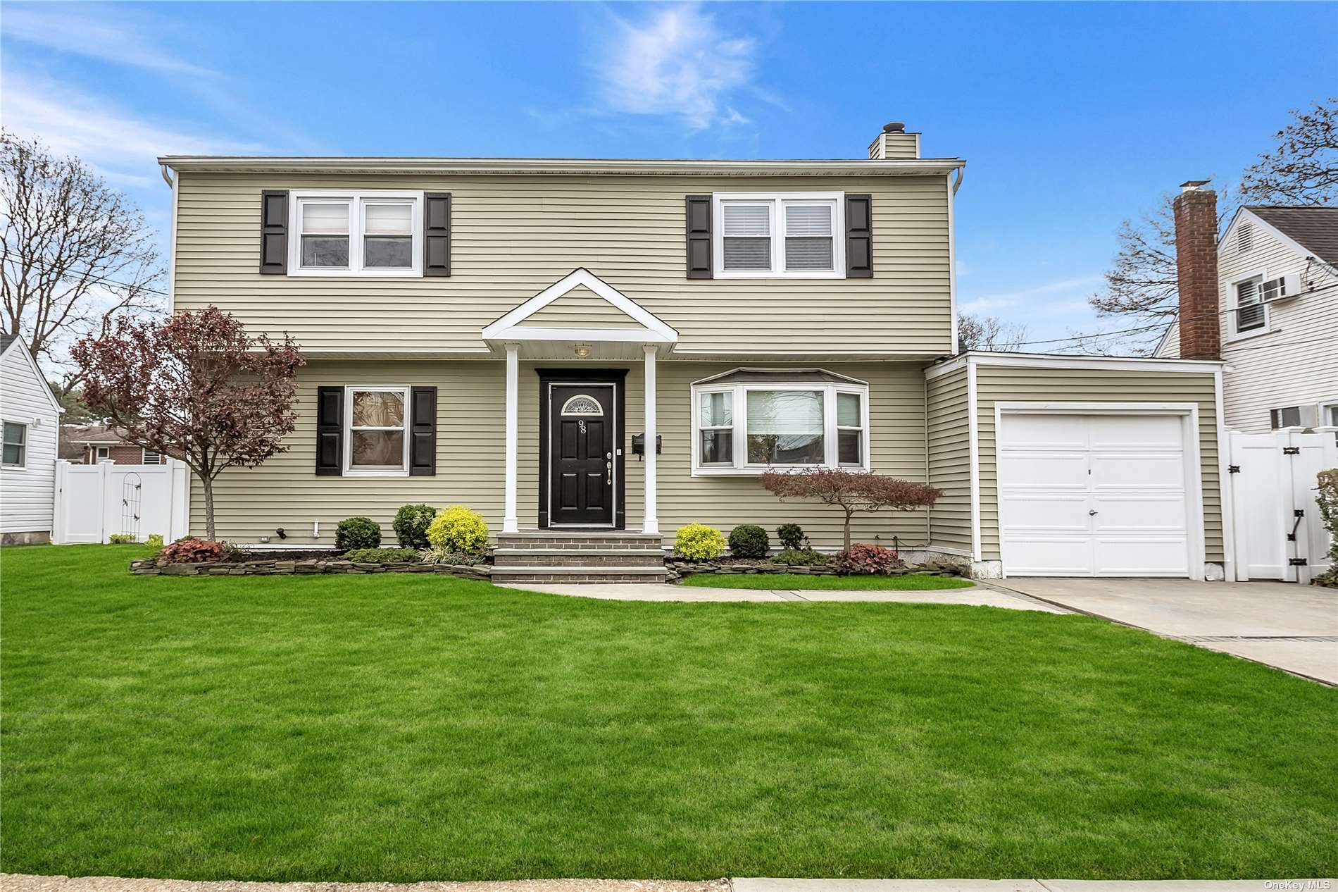 #1 photo, 98 Parkhill Avenue, Нассау ‖ Massapequa , NY 11758