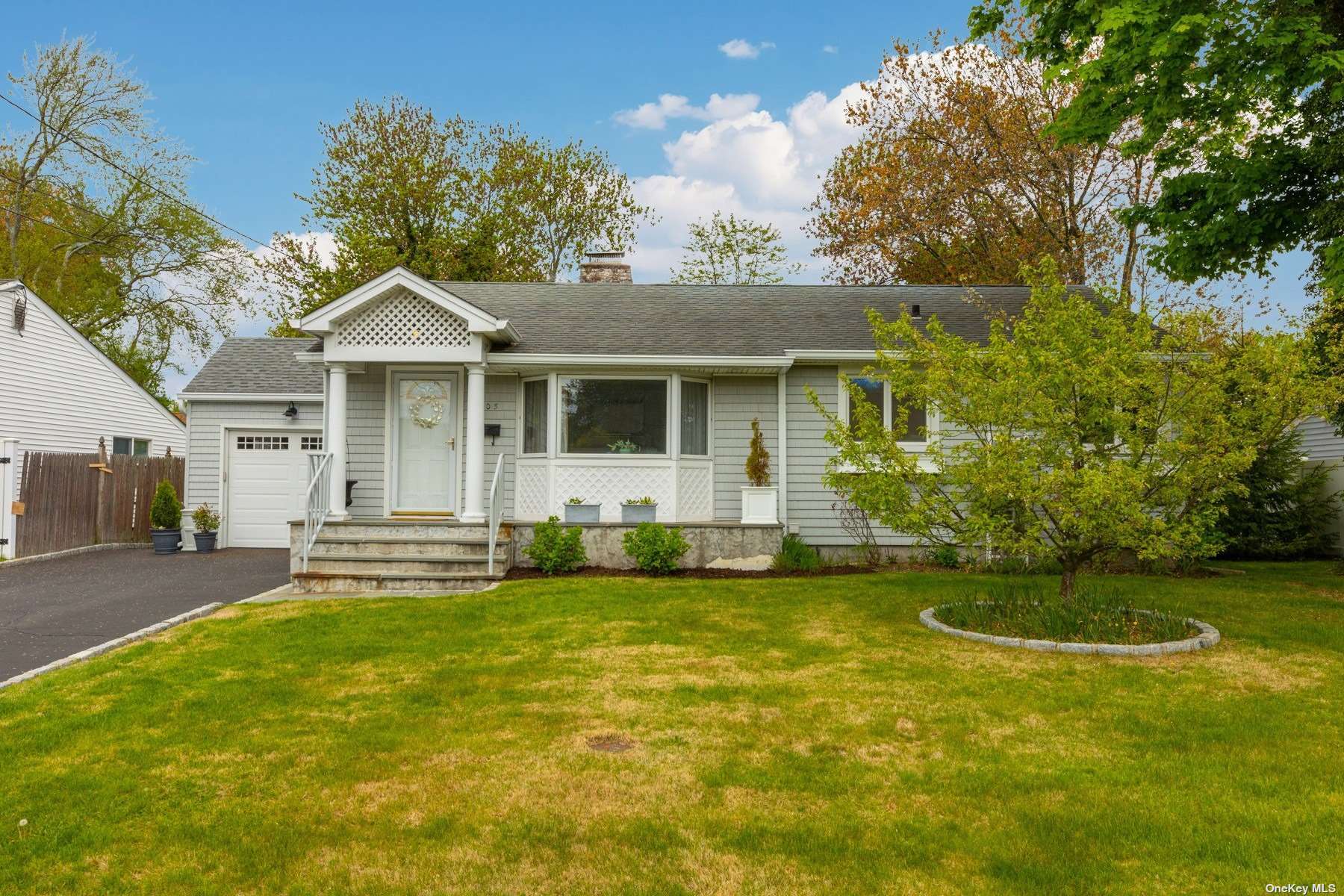 #1 photo, 305 Glynn Street, Саффолк ‖ North Babylon , NY 11703
