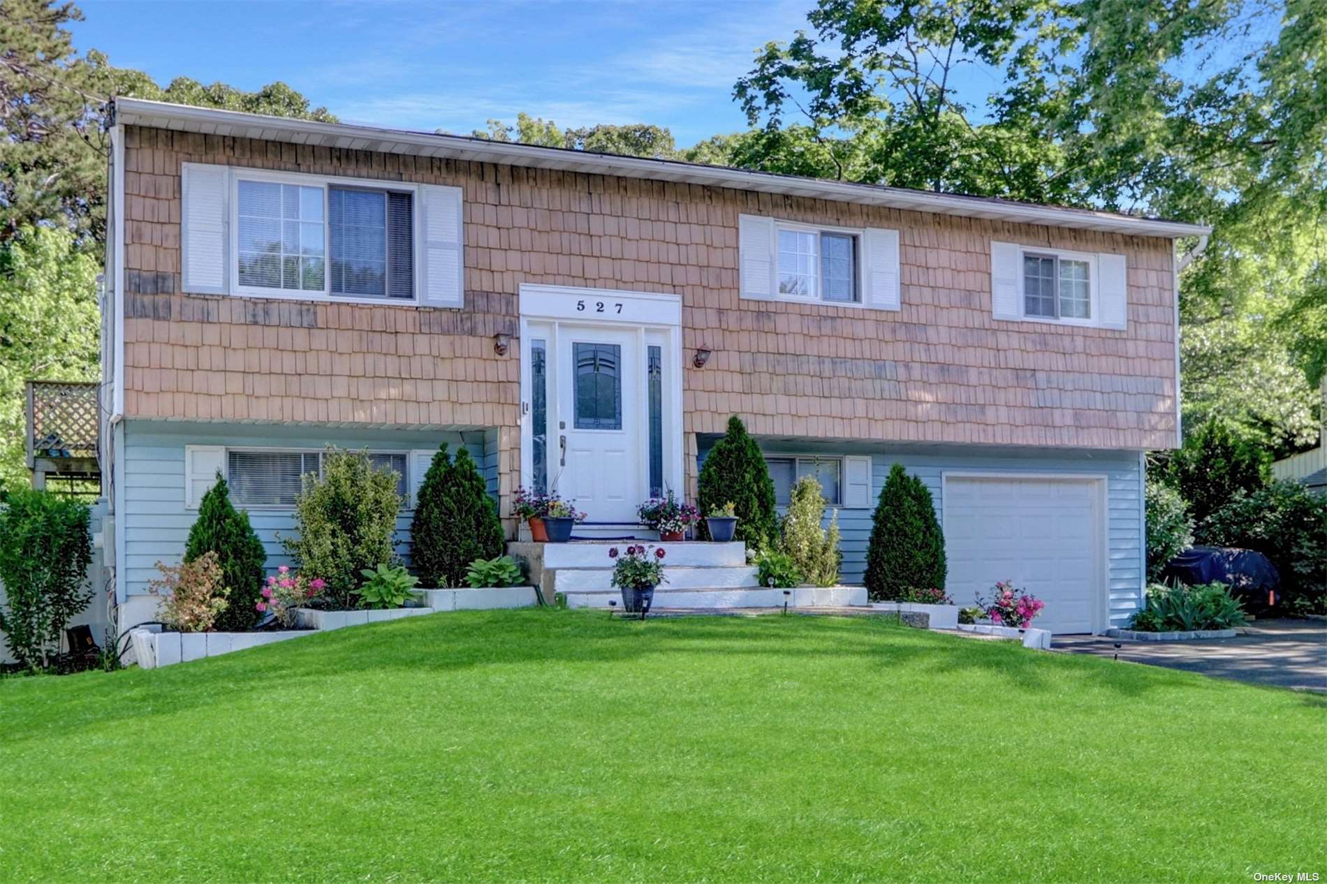 #1 photo, 527 Hawkins Road, מחוז סאפוק Selden , NY 11784