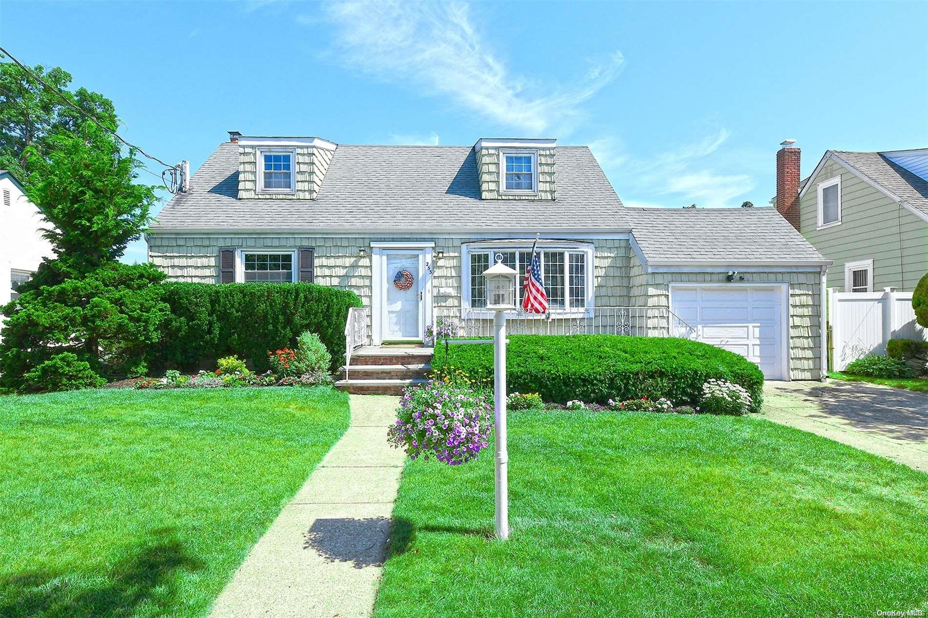 #1 photo, 253 N Nassau Avenue, מחוז נסאו Massapequa , NY 11758