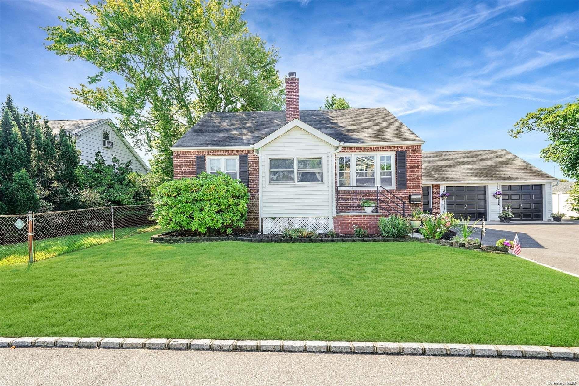 #1 photo, 60 Ogden Road, מחוז סאפוק West Islip , NY 11795