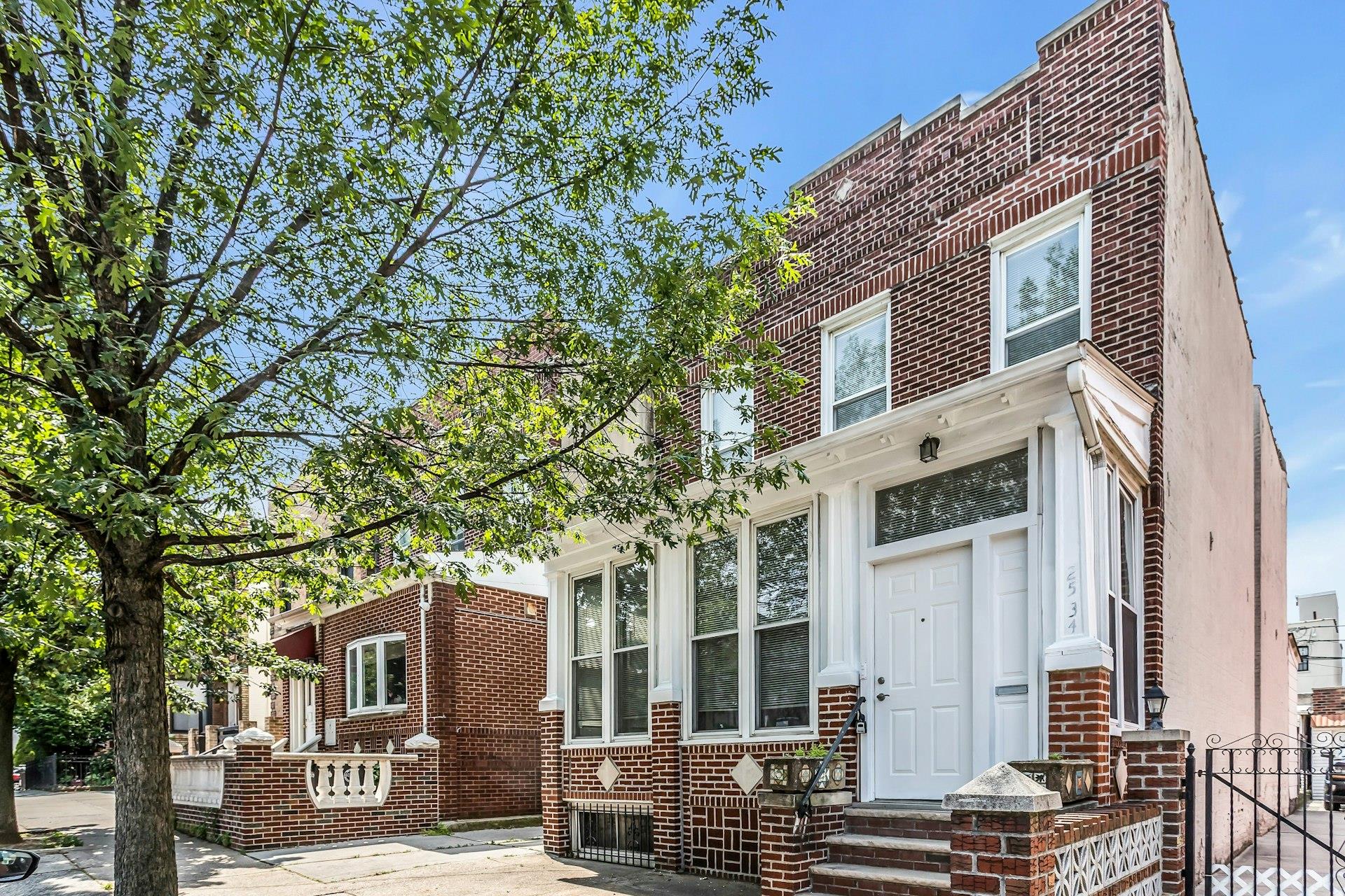 #1 photo, 25-34 42nd Street, Куинс ‖ Astoria , NY 11103