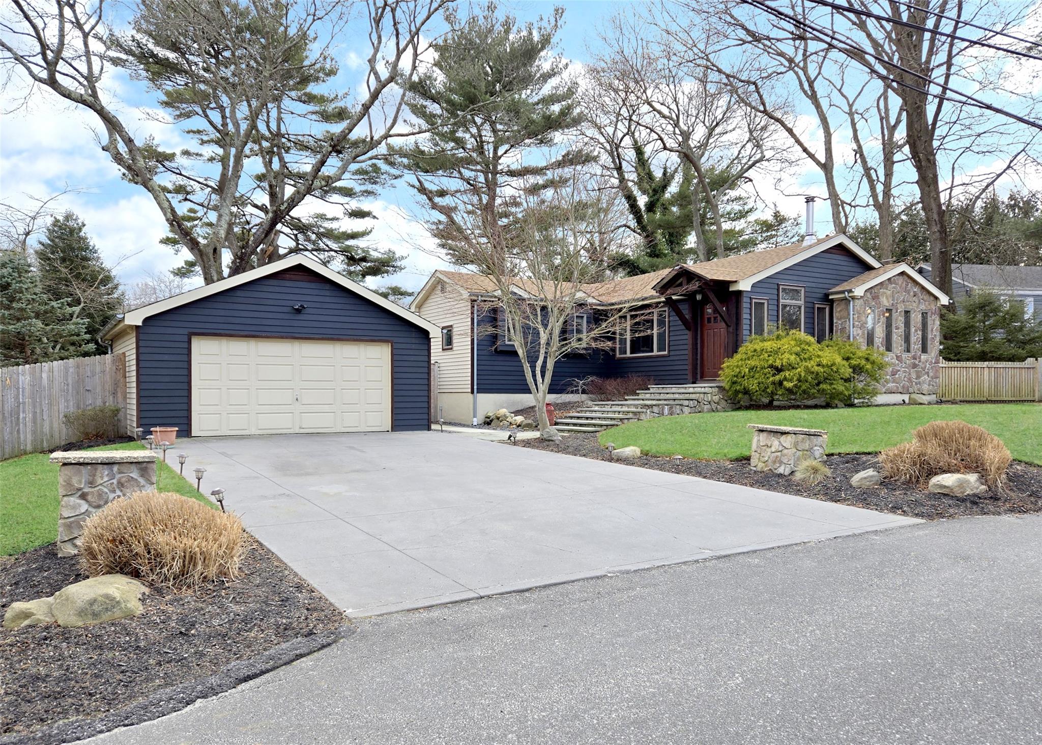 #1 photo, 78 Washburn Street, מחוז סאפוק Lake Grove , NY 11755