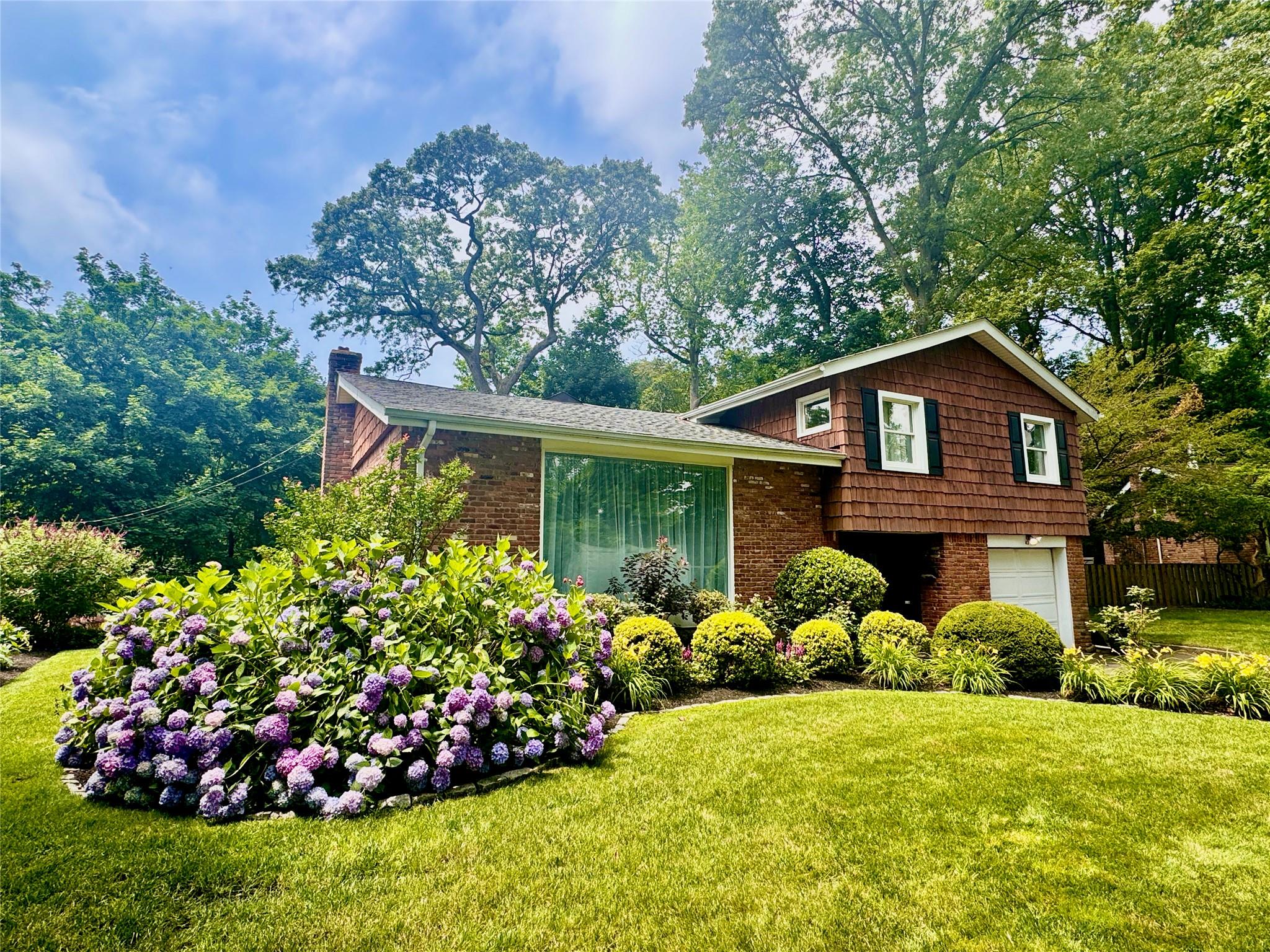 #1 photo, 43 E Harwood Drive, Нассау ‖ Glen Cove , NY 11542