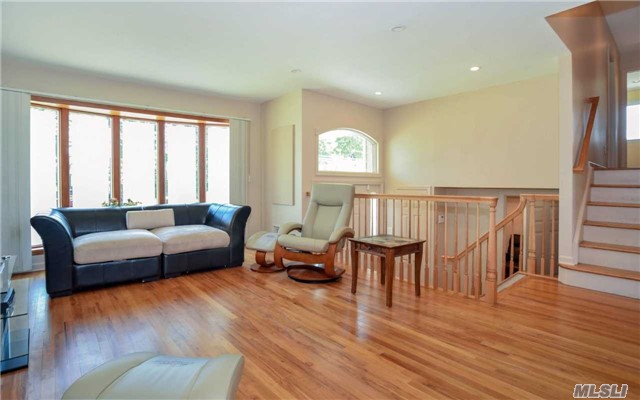 #1 photo, 311 Violet Street, ナッソー郡 Massapequa Park , NY 11762