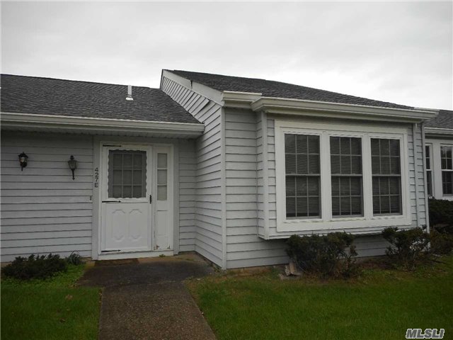 #1 photo, 427 E Aylesbury Court, سوفولك Ridge , NY 11961