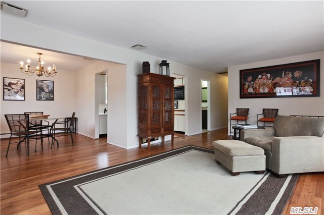 #1 photo, 31 Gaines Street, מחוז סאפוק Huntington , NY 11743