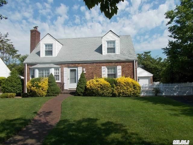 #1 photo, 11 Surrey Drive, Merrick , NY 11566