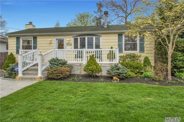 #1 photo, 712 Oak Neck Road, West Islip , NY 11795