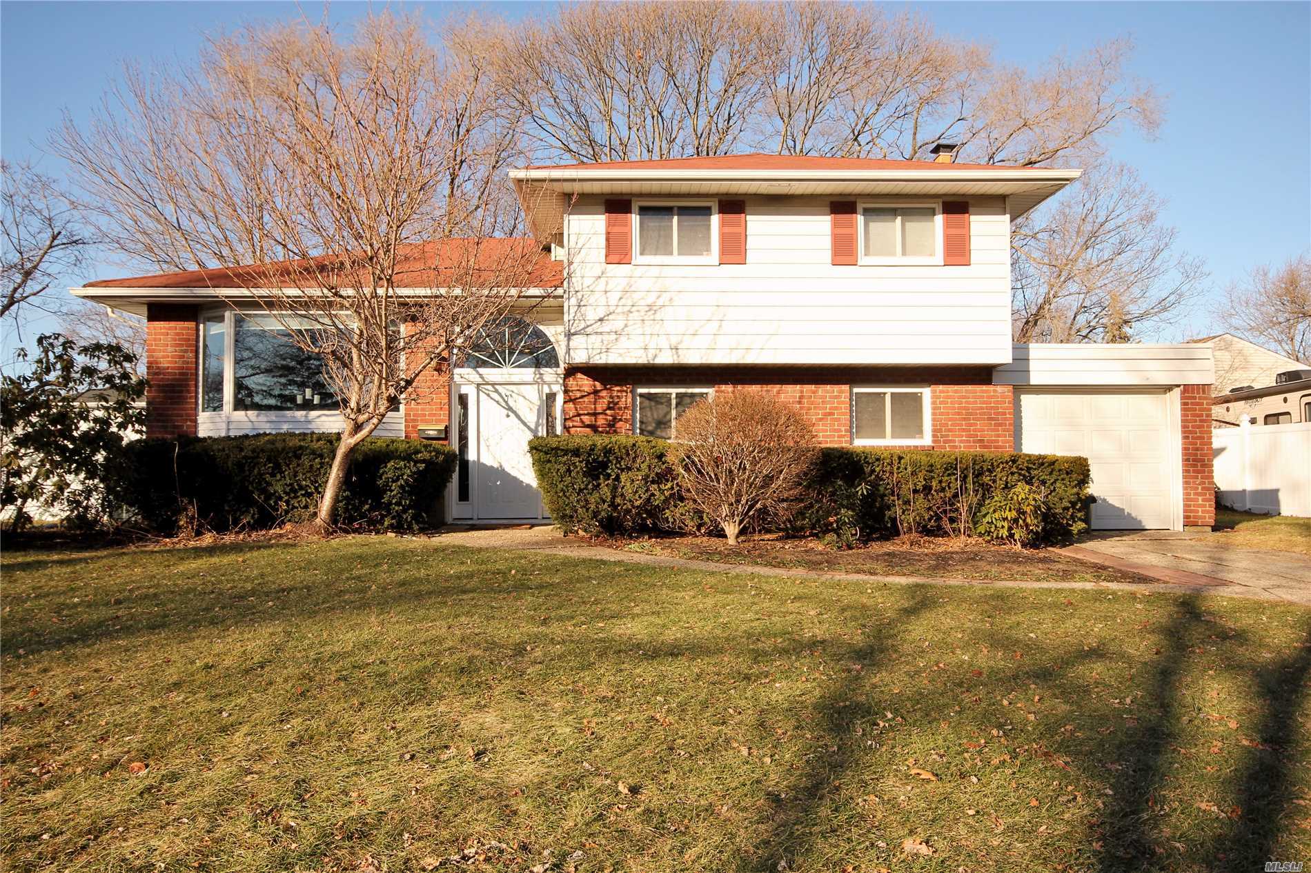 #1 photo, 7 Salem Road, सफ़ोक काउंटी Centereach , NY 11720