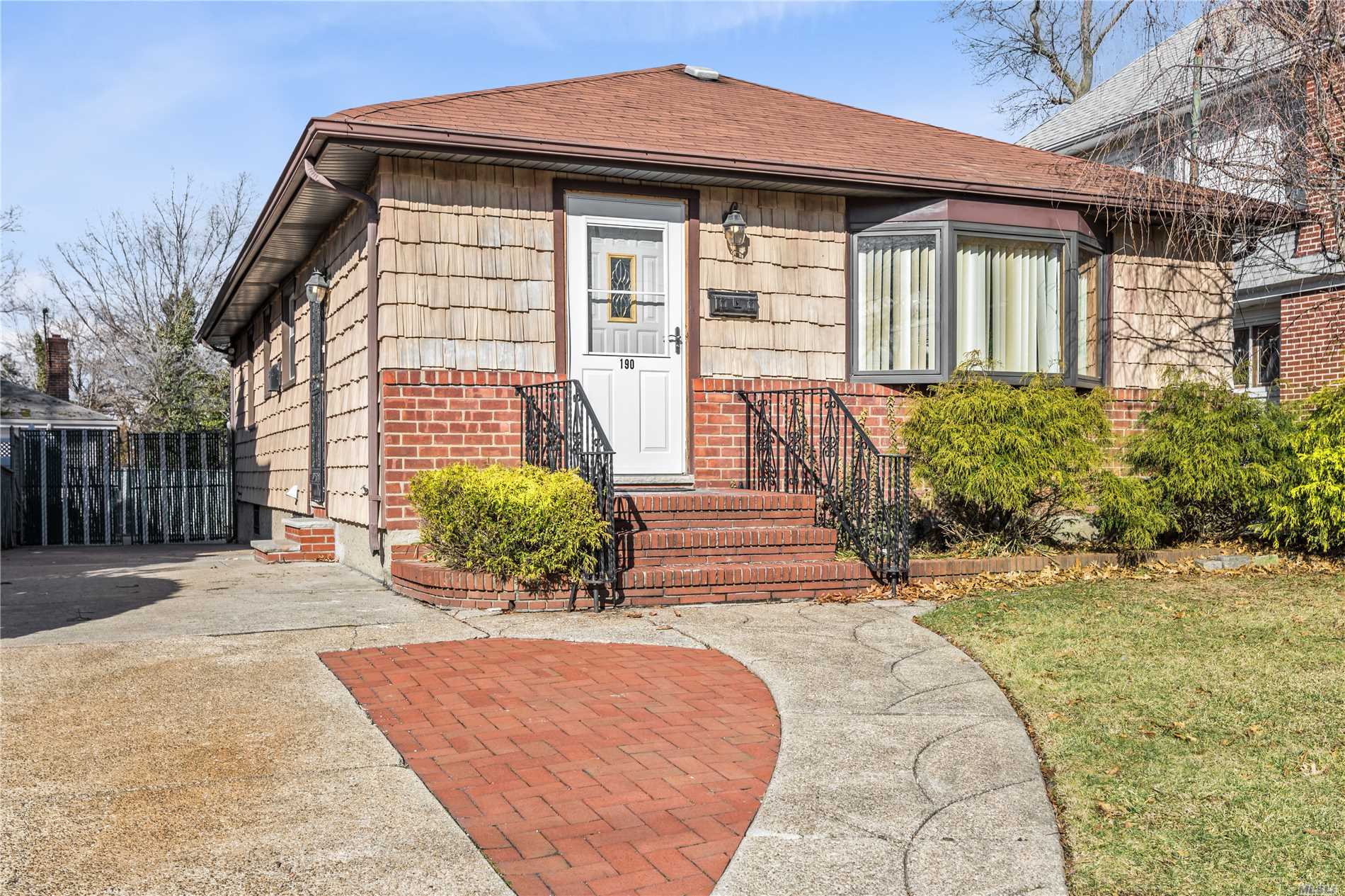 #1 photo, 190 Cornwell Avenue, ナッソー郡 Valley Stream , NY 11580