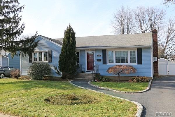 #1 photo, 689 Pleasant Avenue, מחוז נסאו Westbury , NY 11590