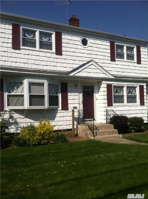 #1 photo, 205 Arnold Avenue, サフォーク郡 West Babylon , NY 11704