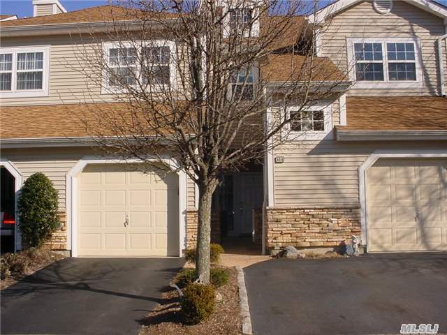 #1 photo, 121 Carriage Lane, ناسو Plainview , NY 11803