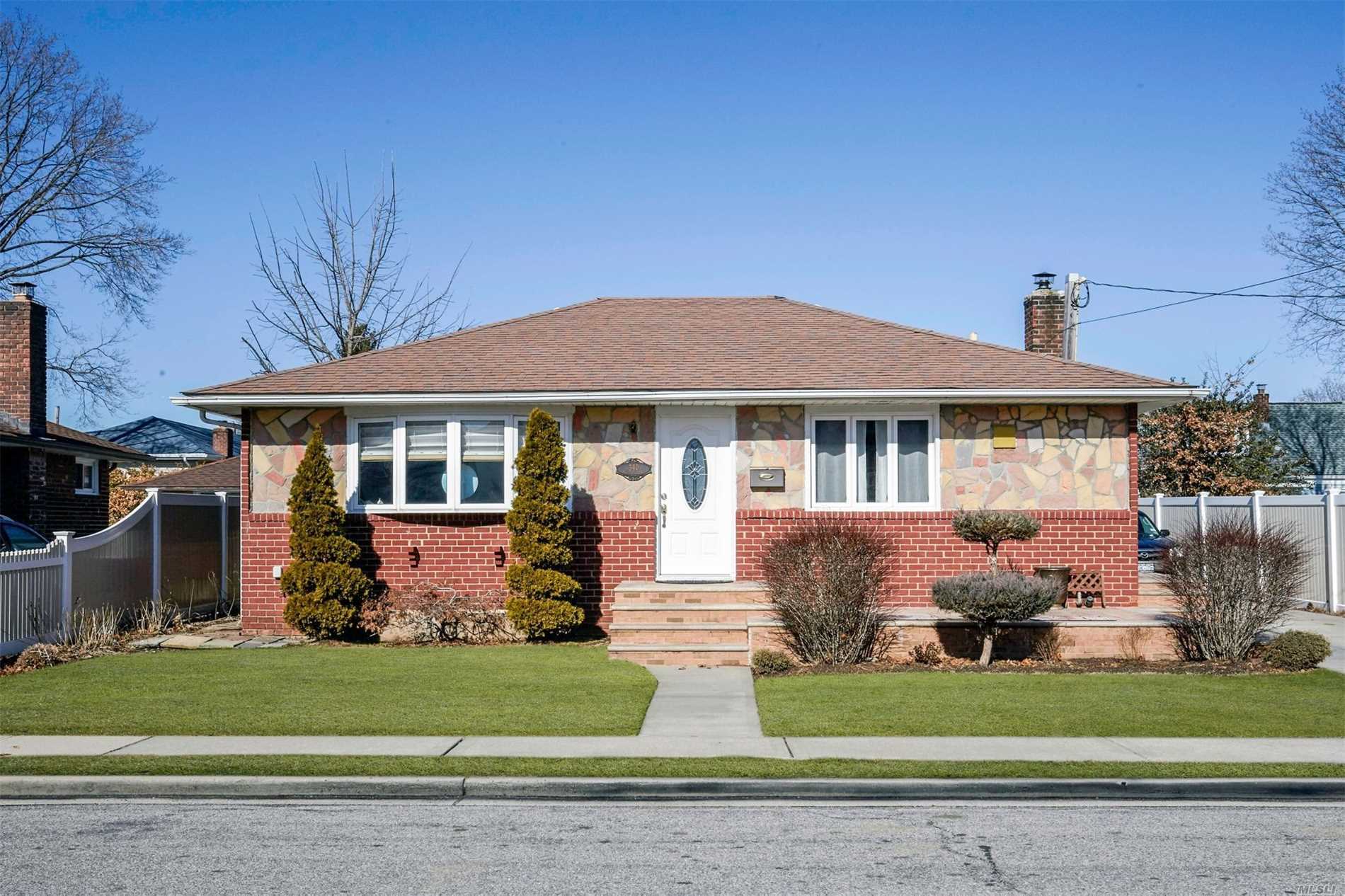 #1 photo, 340 Roquette Avenue, 长岛 花卉园 Floral Park , NY 11001