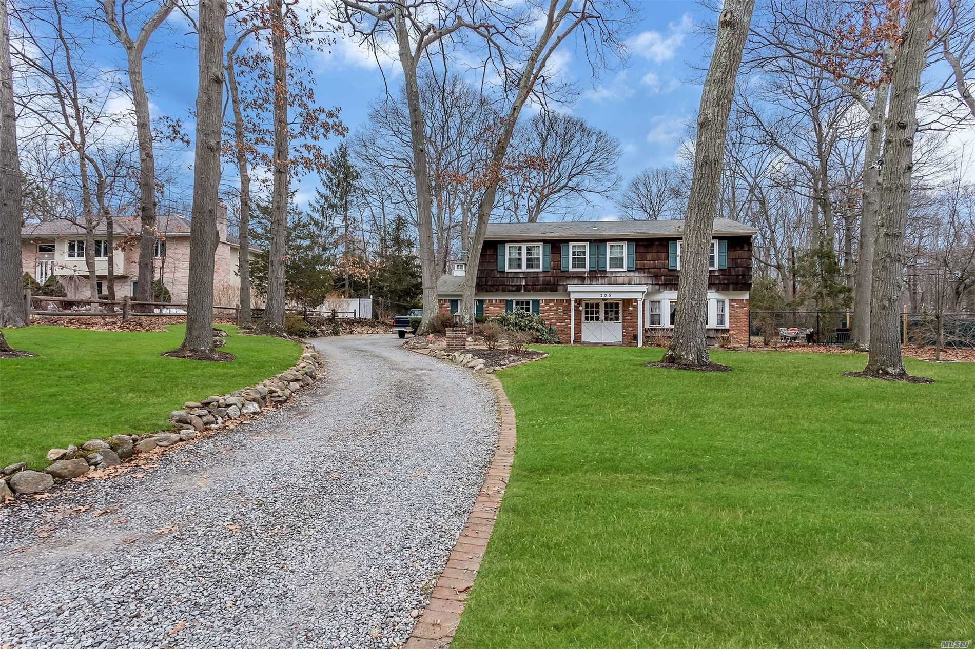 #1 photo, 205 Cuba Hill Road, Саффолк ‖ Huntington , NY 11743