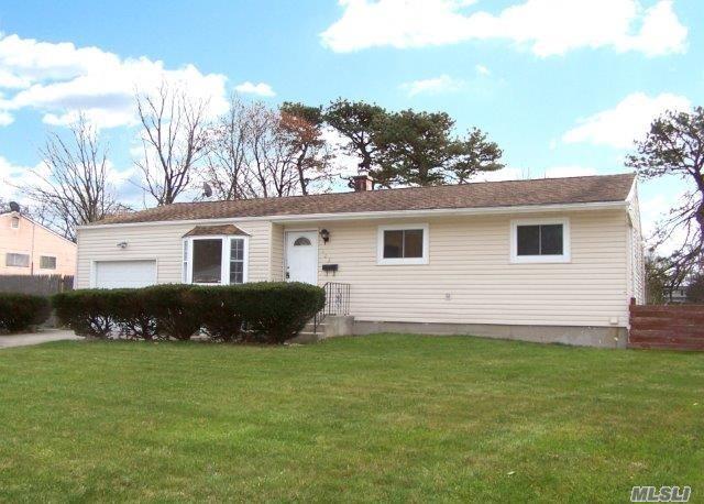 #1 photo, 623 Freeman Avenue, সাফোক কাউন্টি Brentwood , NY 11717