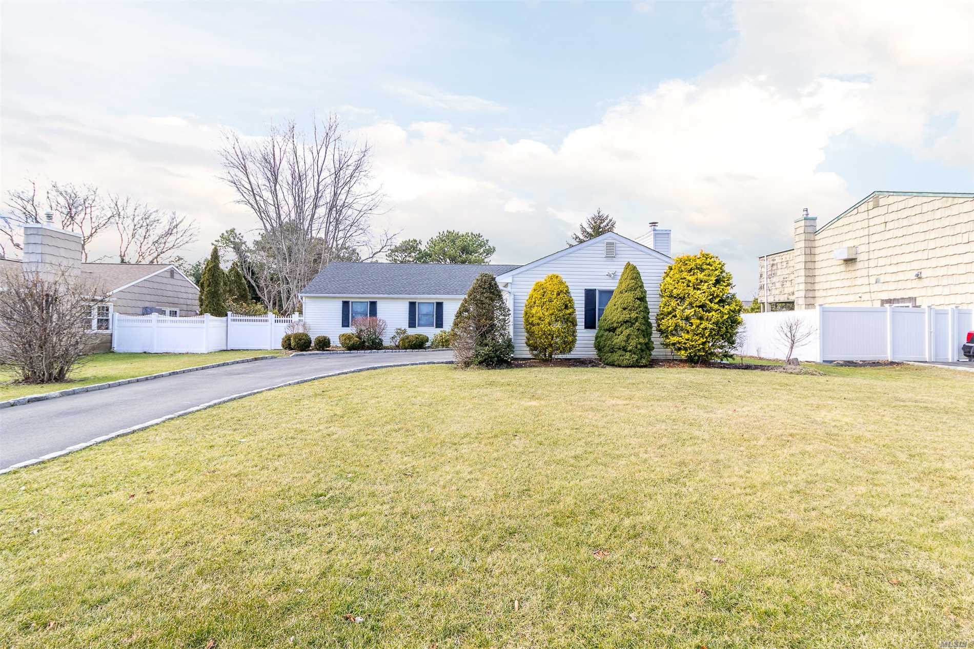 #1 photo, 14 Blueberry Lane, East Patchogue , NY 11772