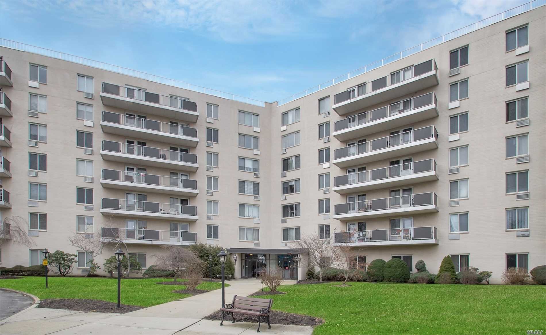 #1 photo, 135 Post Avenue, ナッソー郡 Westbury , NY 11590