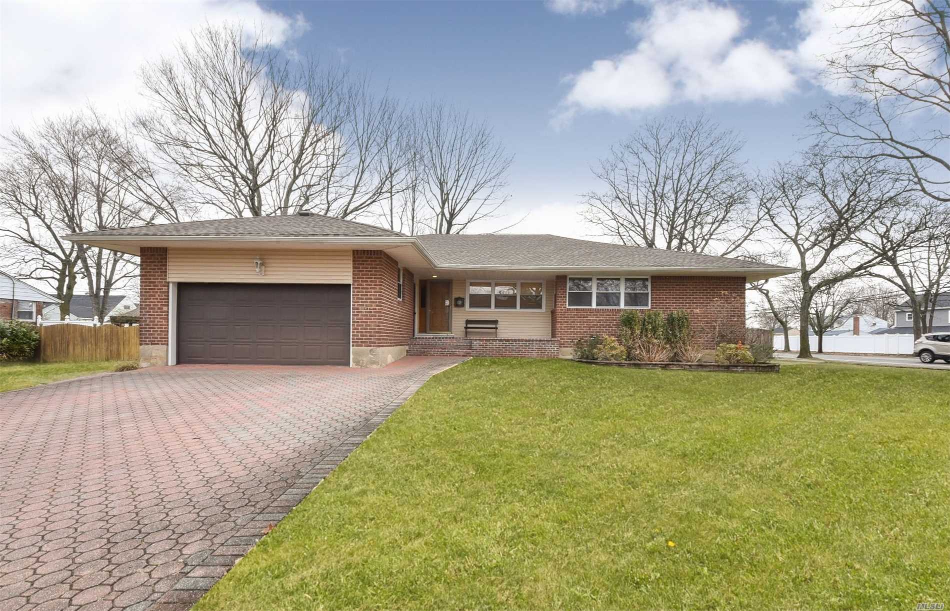 #1 photo, 624 Oakwood Court, Westbury , NY 11590