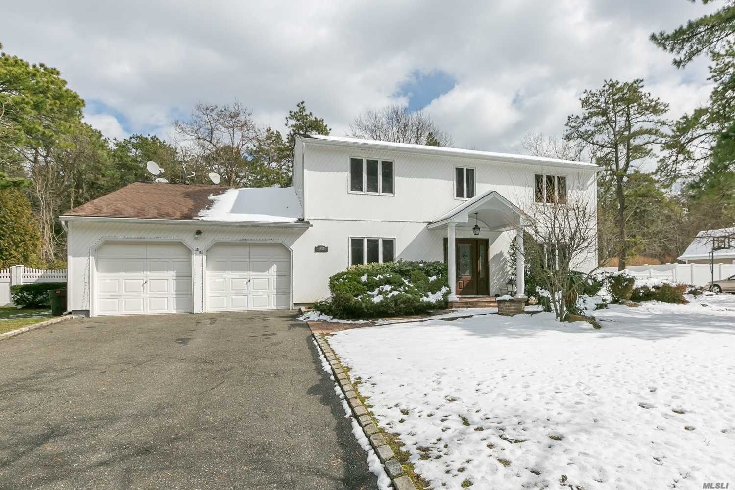 #1 photo, 32 Lincoln Avenue, Dix Hills , NY 11746