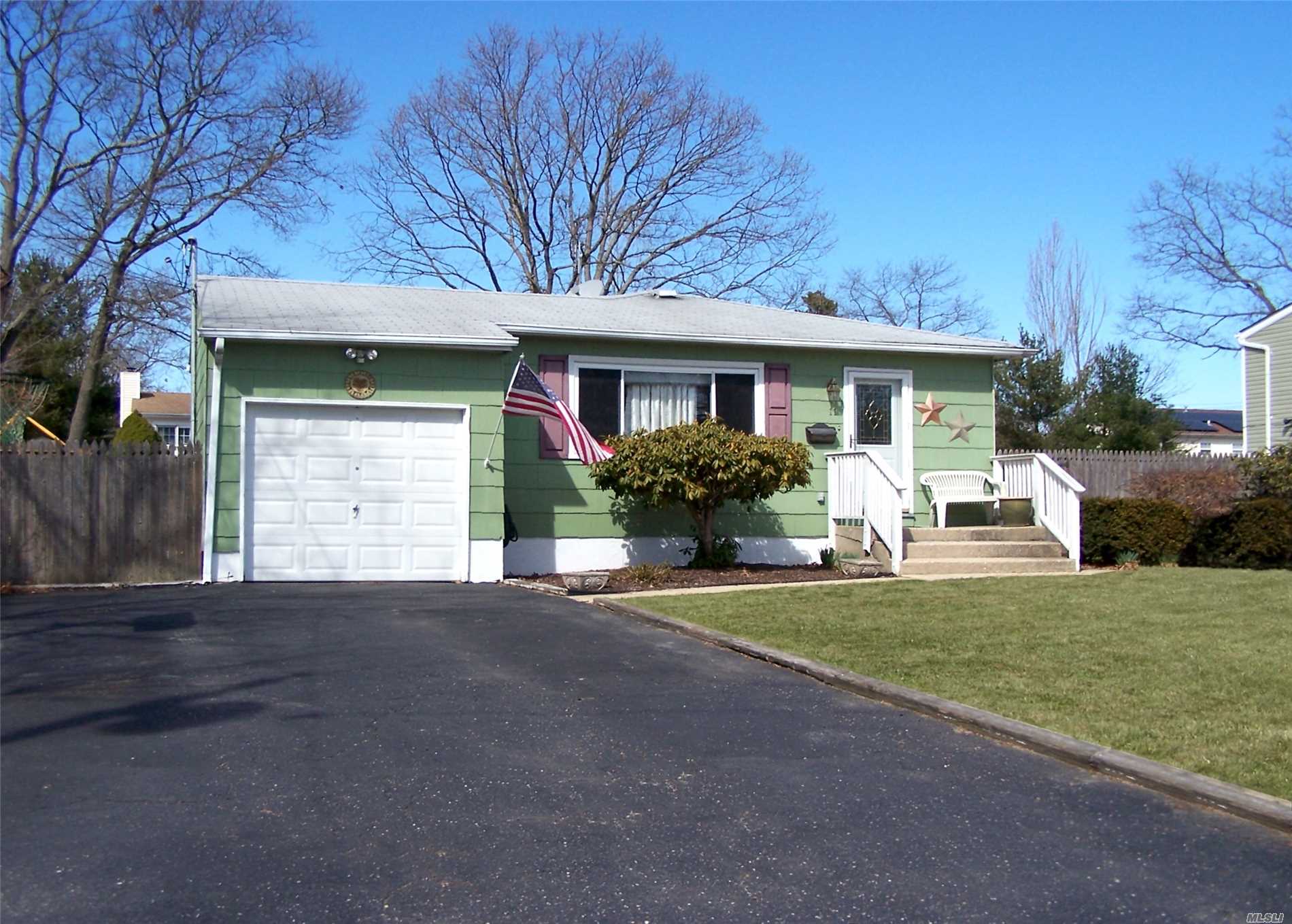 #1 photo, 11 Florida Avenue, Bay Shore , NY 11706