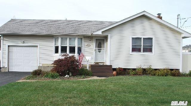 #1 photo, 645 Peconic Ave, 東長島 W. Babylon , NY 11704