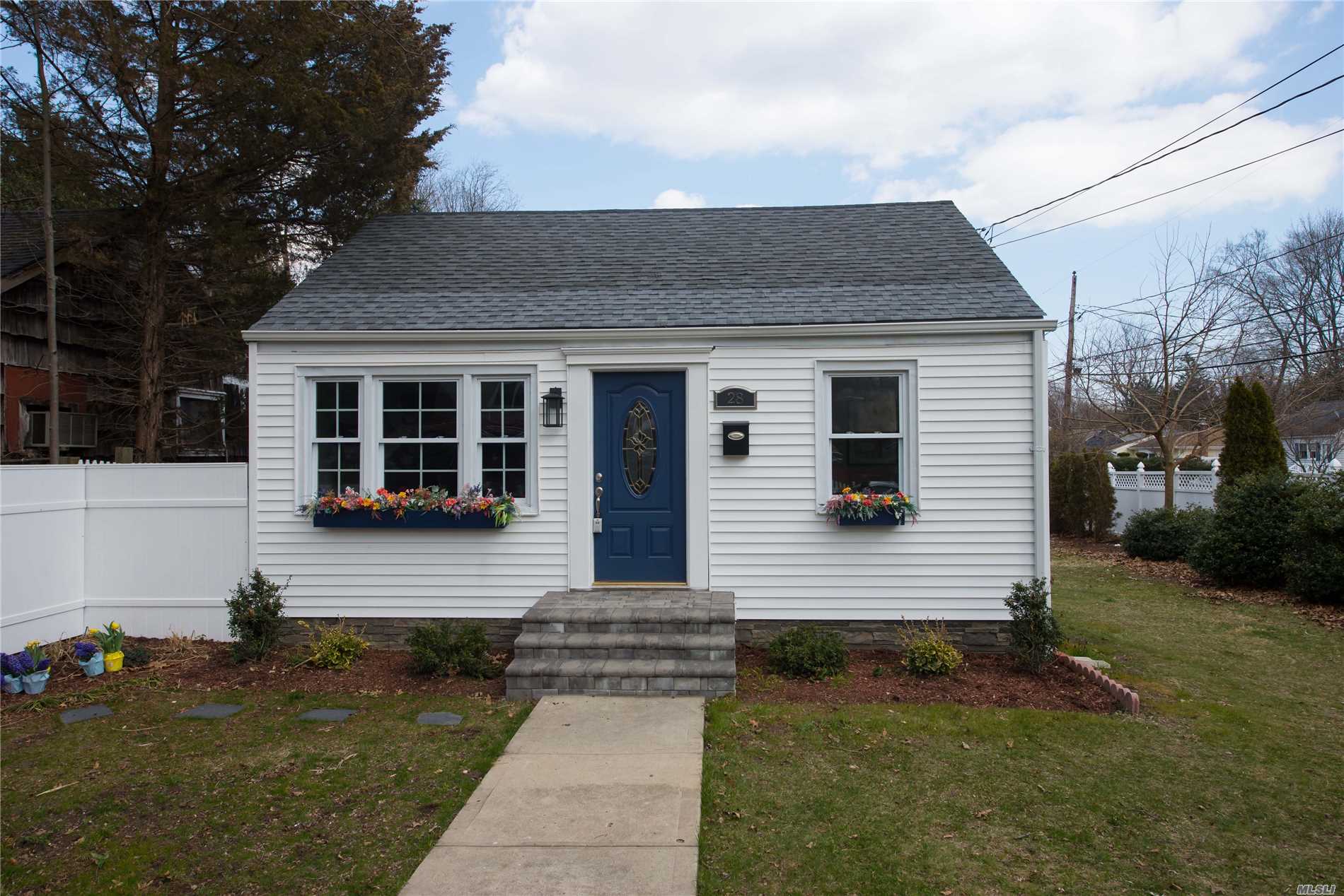 #1 photo, 28 Goeller Avenue, サフォーク郡 Huntington Station , NY 11746