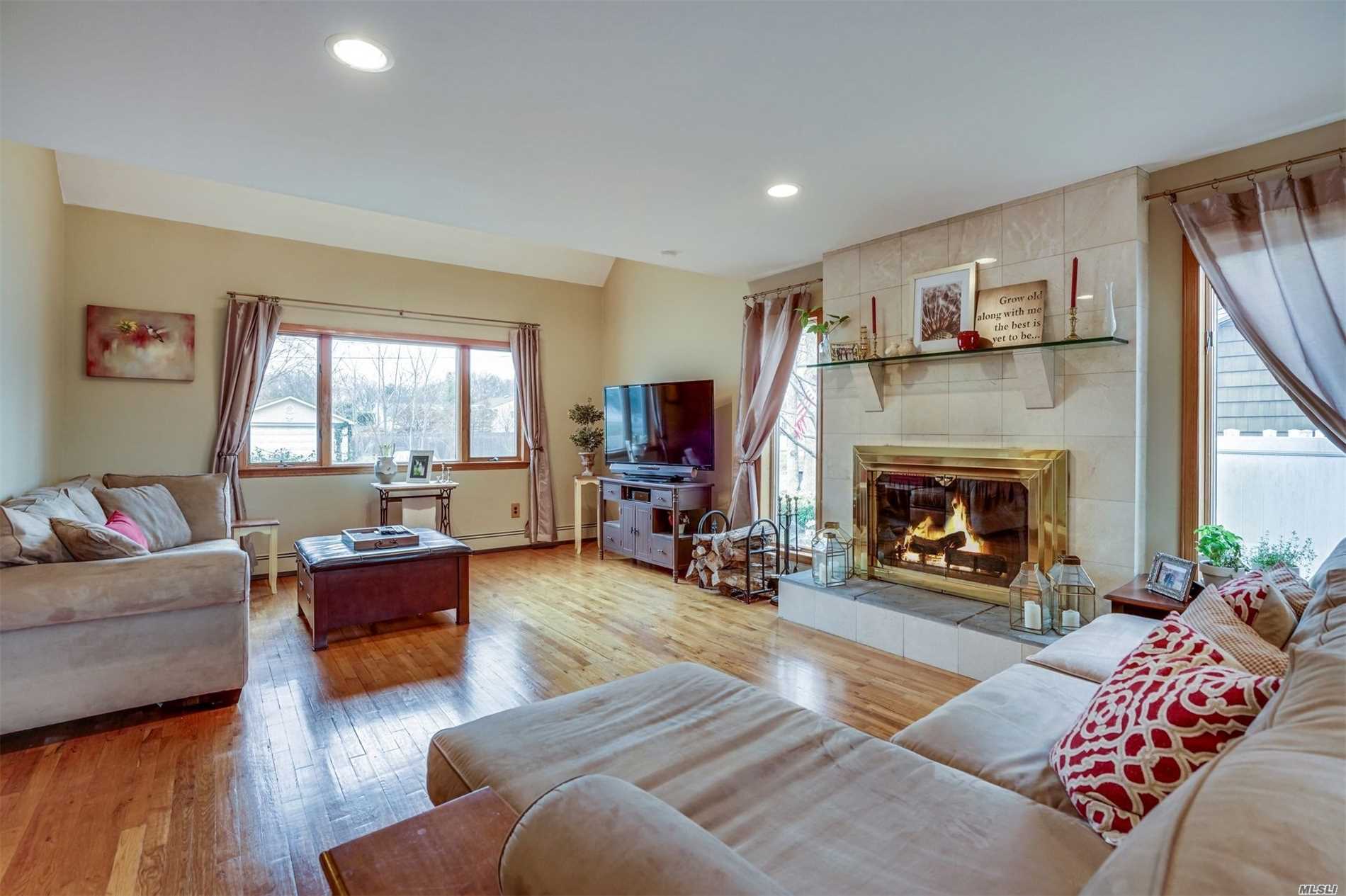 #1 photo, 224 Saint James Avenue, サフォーク郡 St. James , NY 11780