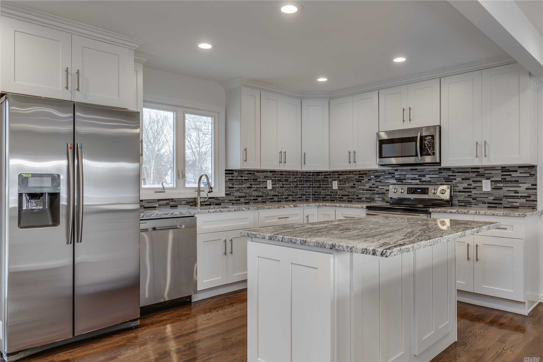 #1 photo, 1879 Louis Kossuth Avenue, מחוז סאפוק Ronkonkoma , NY 11779