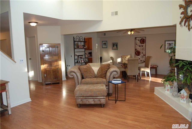 #1 photo, 73 Mystic Circle, 東長島 海湾 Bay Shore , NY 11706