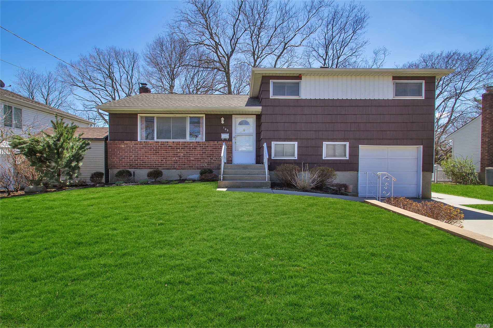 #1 photo, 105 Louis Street, 長島 Massapequa , NY 11758