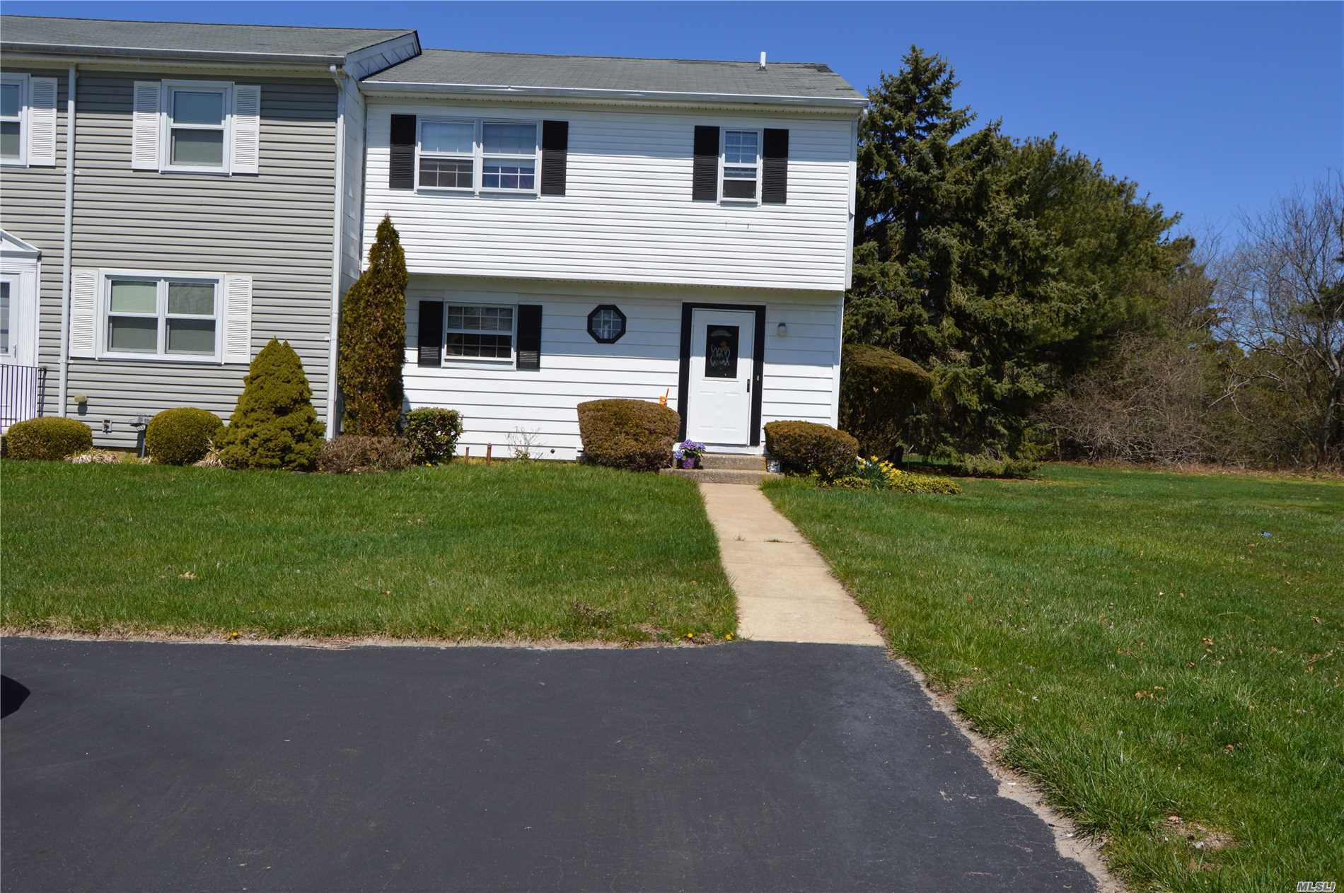 #1 photo, 32 Hampton Court, सफ़ोक काउंटी Coram , NY 11727