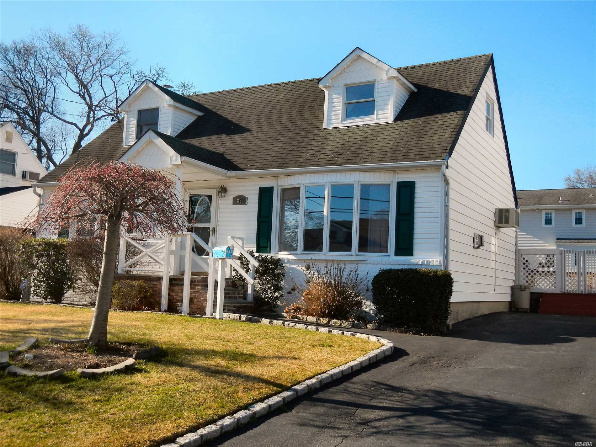 #1 photo, 86 Harriet Road, North Babylon , NY 11703