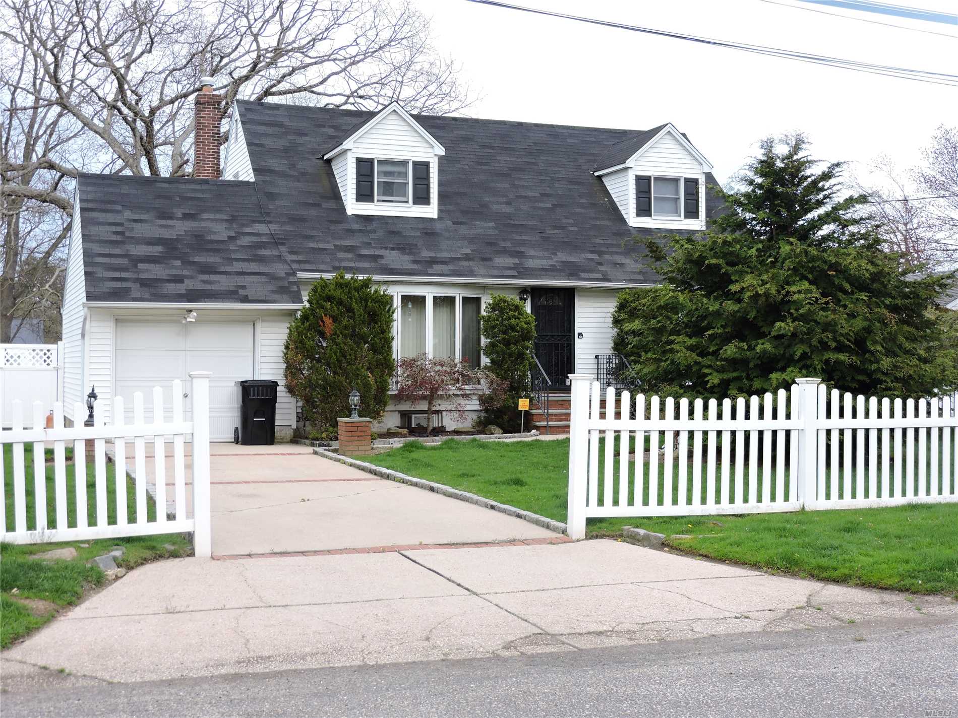 #1 photo, 1059 Gridley Street, سوفولك Bay Shore , NY 11706