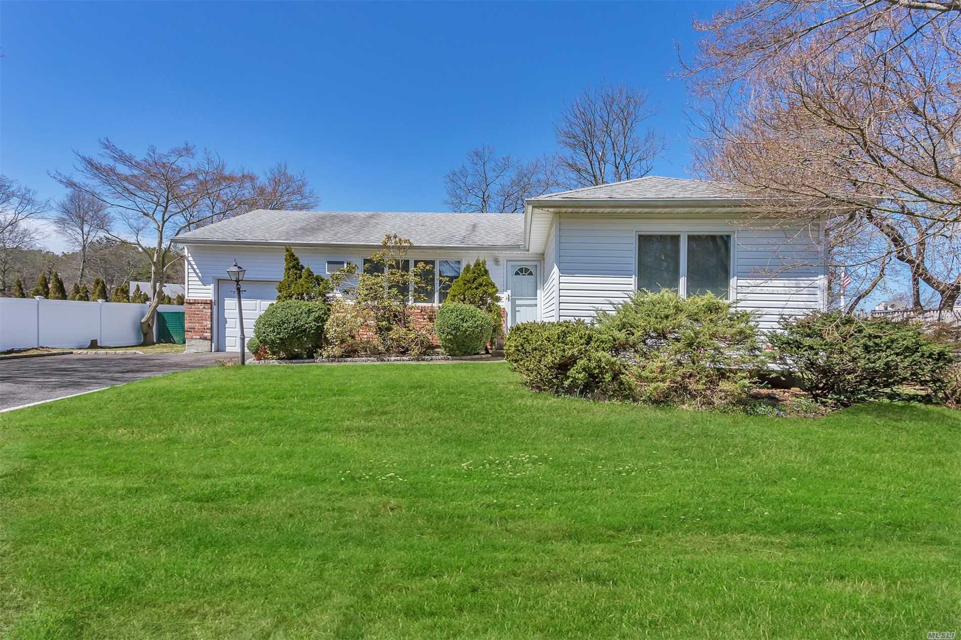 #1 photo, 42 Bauss Road, מחוז סאפוק Nesconset , NY 11767