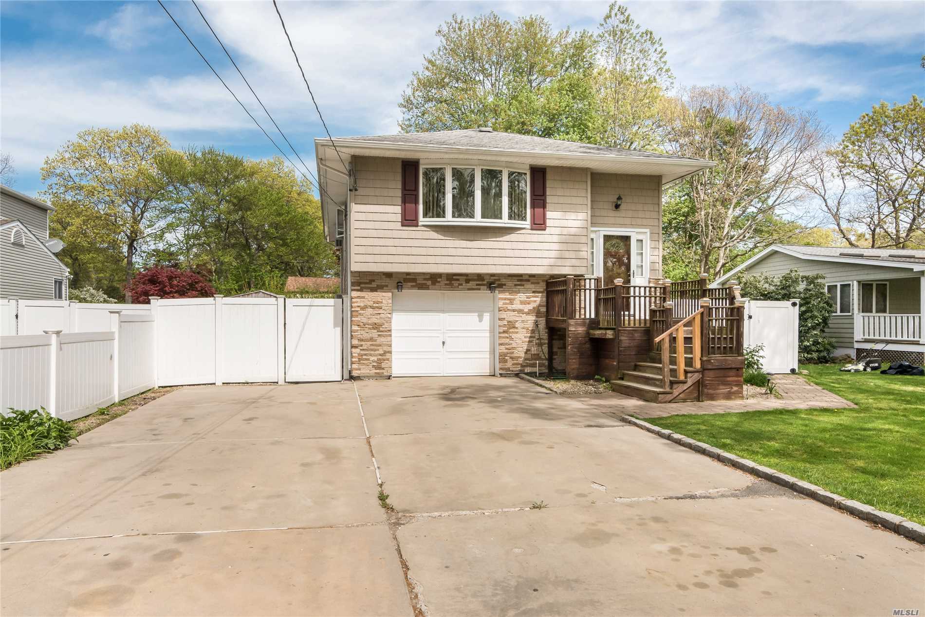 #1 photo, 219 Peekskill Avenue, Medford , NY 11763