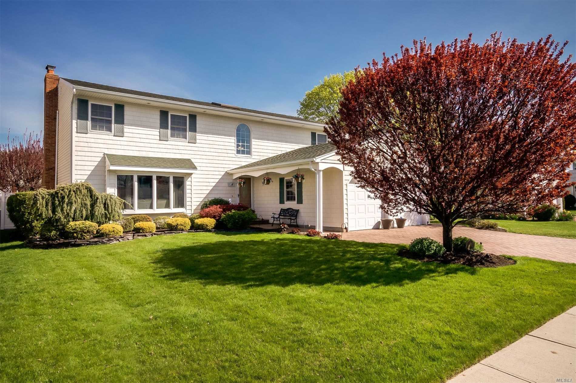 #1 photo, 493 Benito Street, Нассау ‖ East Meadow , NY 11554