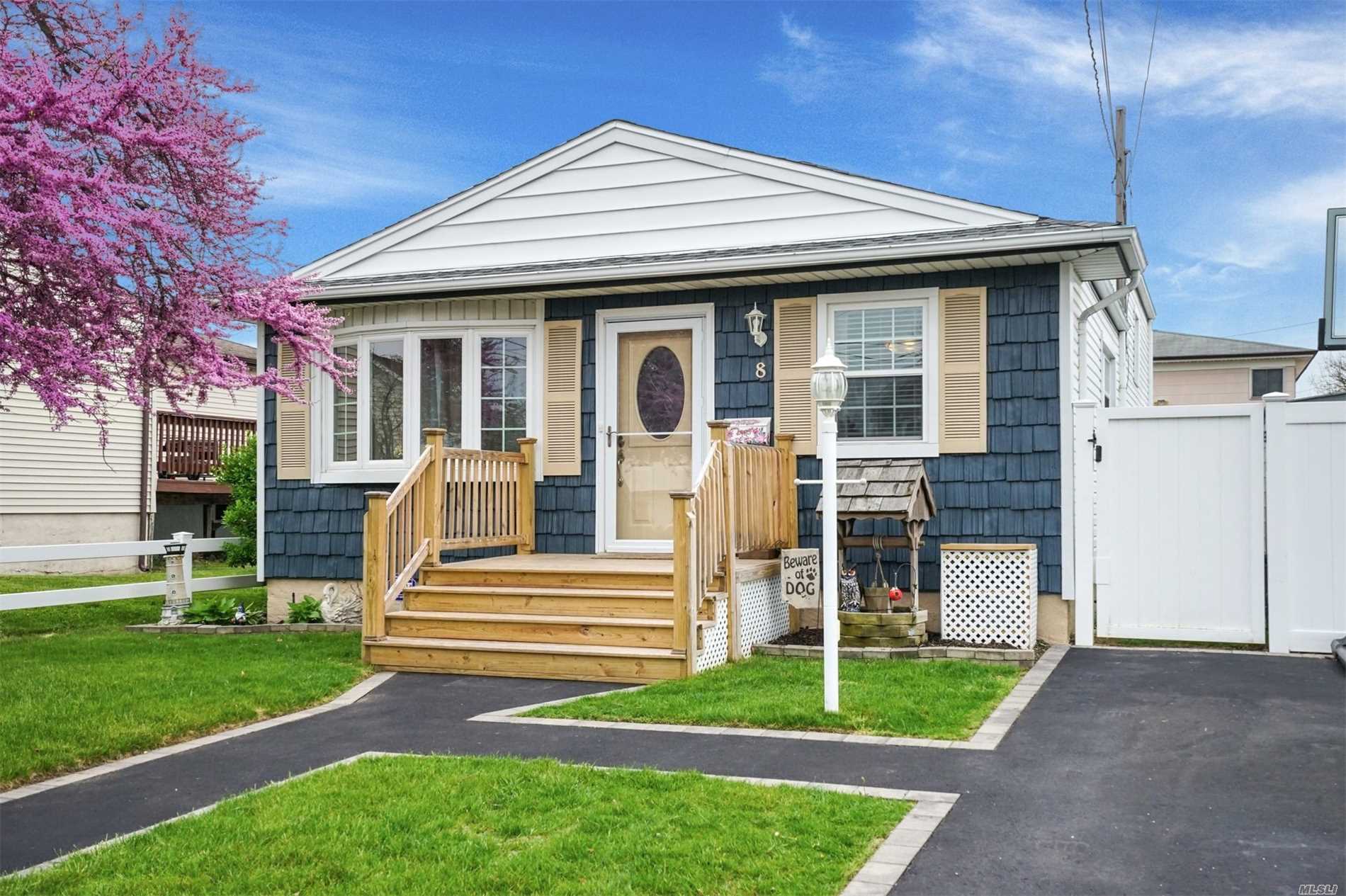 #1 photo, 8 Farragut Avenue, سوفولك Lindenhurst , NY 11757