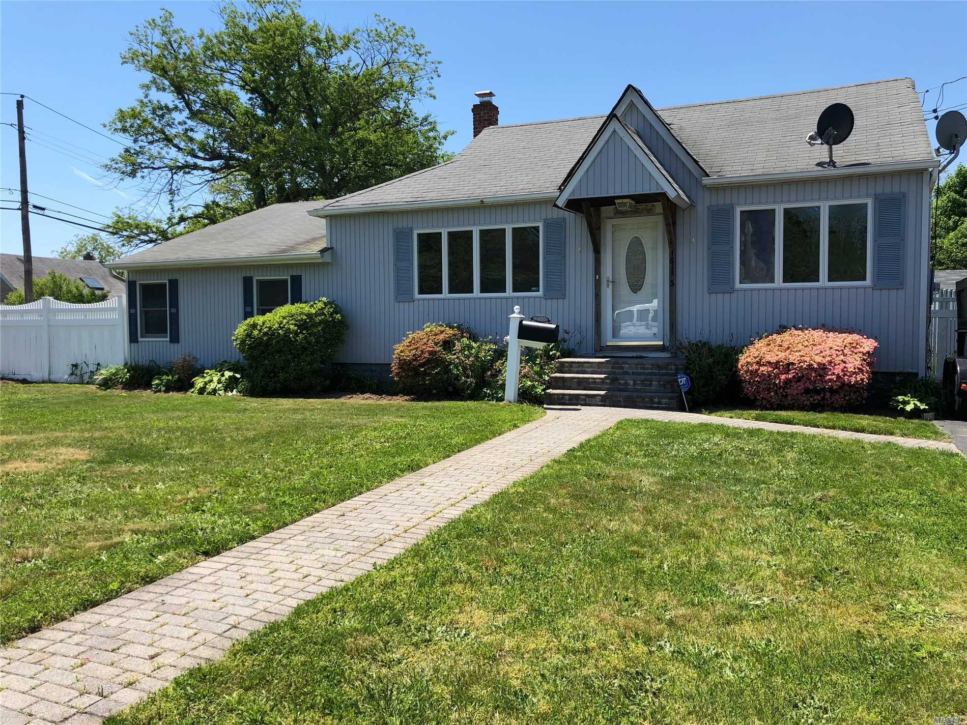 #1 photo, 815 Howard Avenue, Copiague , NY 11726