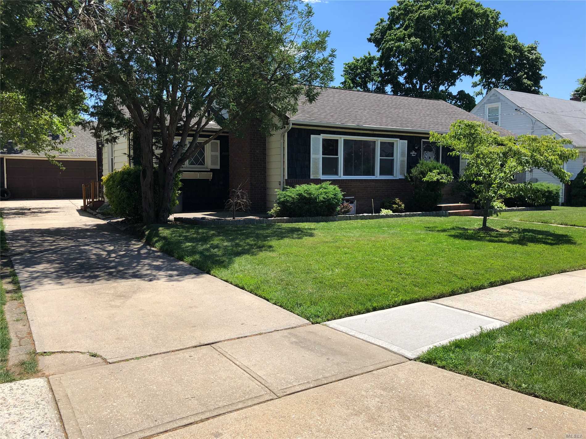 #1 photo, 274 Windsor Parkway, Hempstead , NY 11550