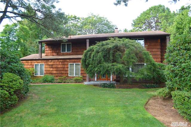 #1 photo, 16 E Dosoris Lane, Dix Hills , NY 11746