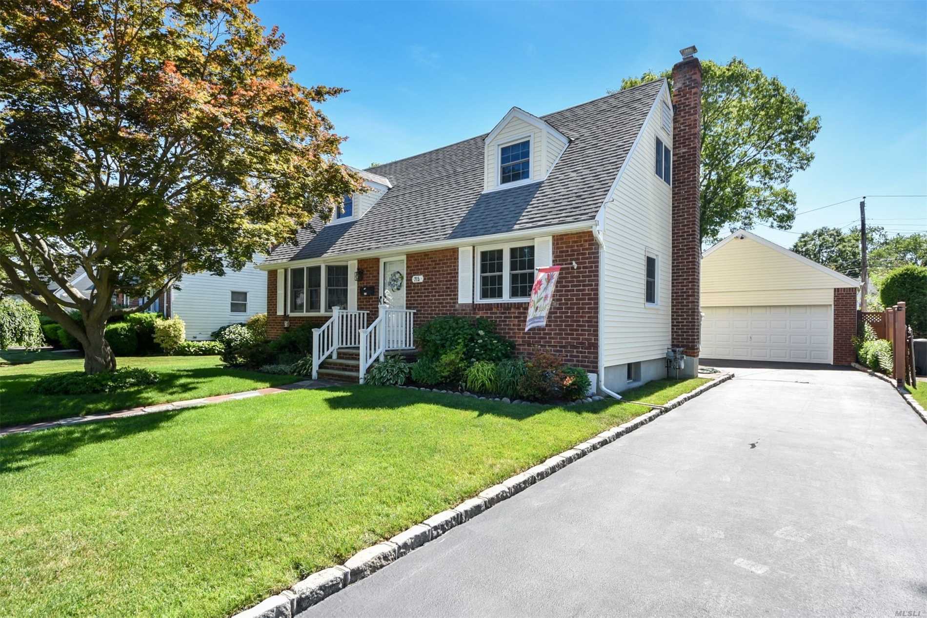 #1 photo, 215 Maeder Avenue, ناسو Merrick , NY 11566