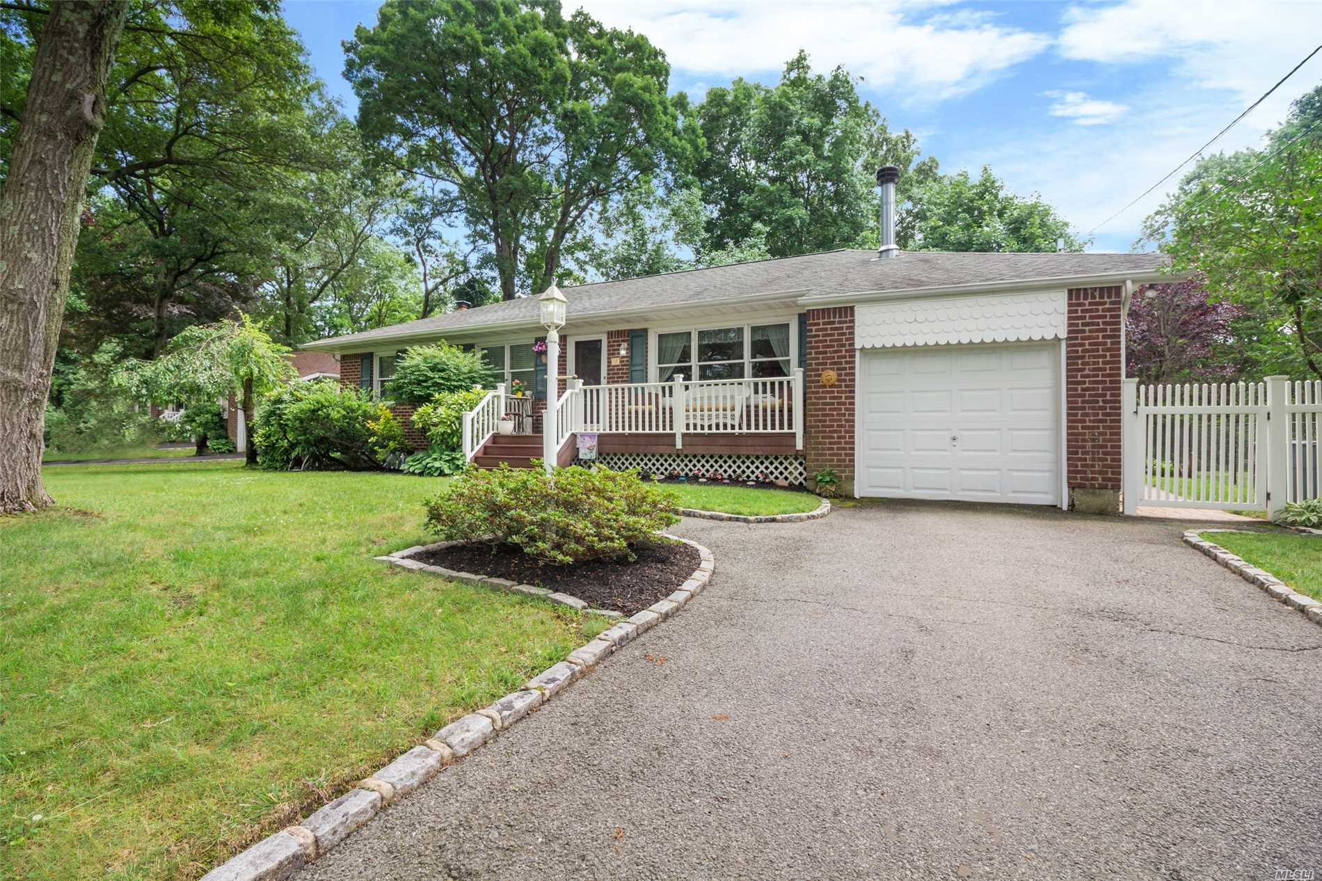 #1 photo, 15 Daywood Court, سوفولك East Northport , NY 11731
