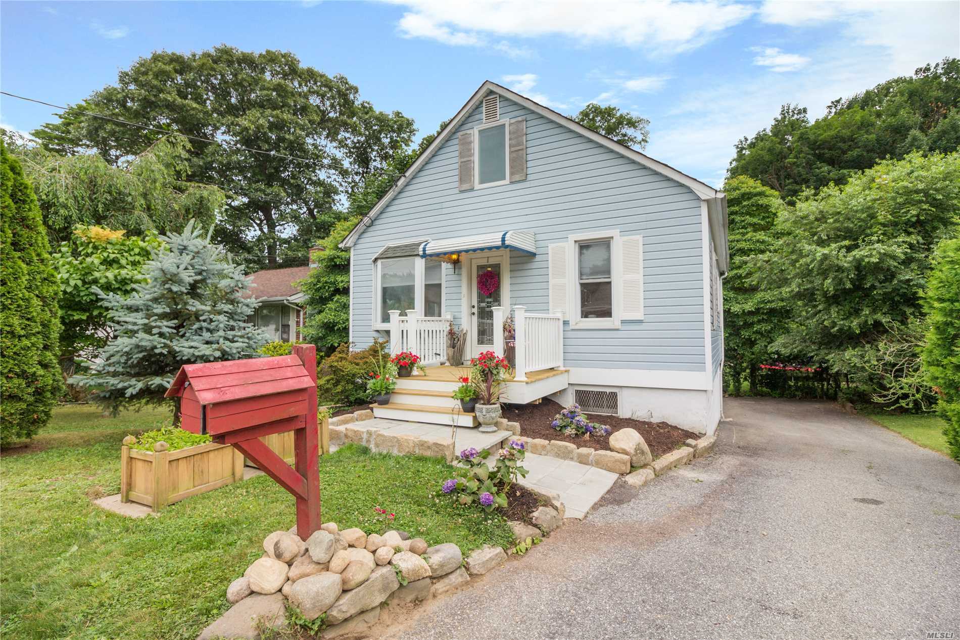 #1 photo, 15 Kelsey Avenue, Huntington Sta , NY 11746